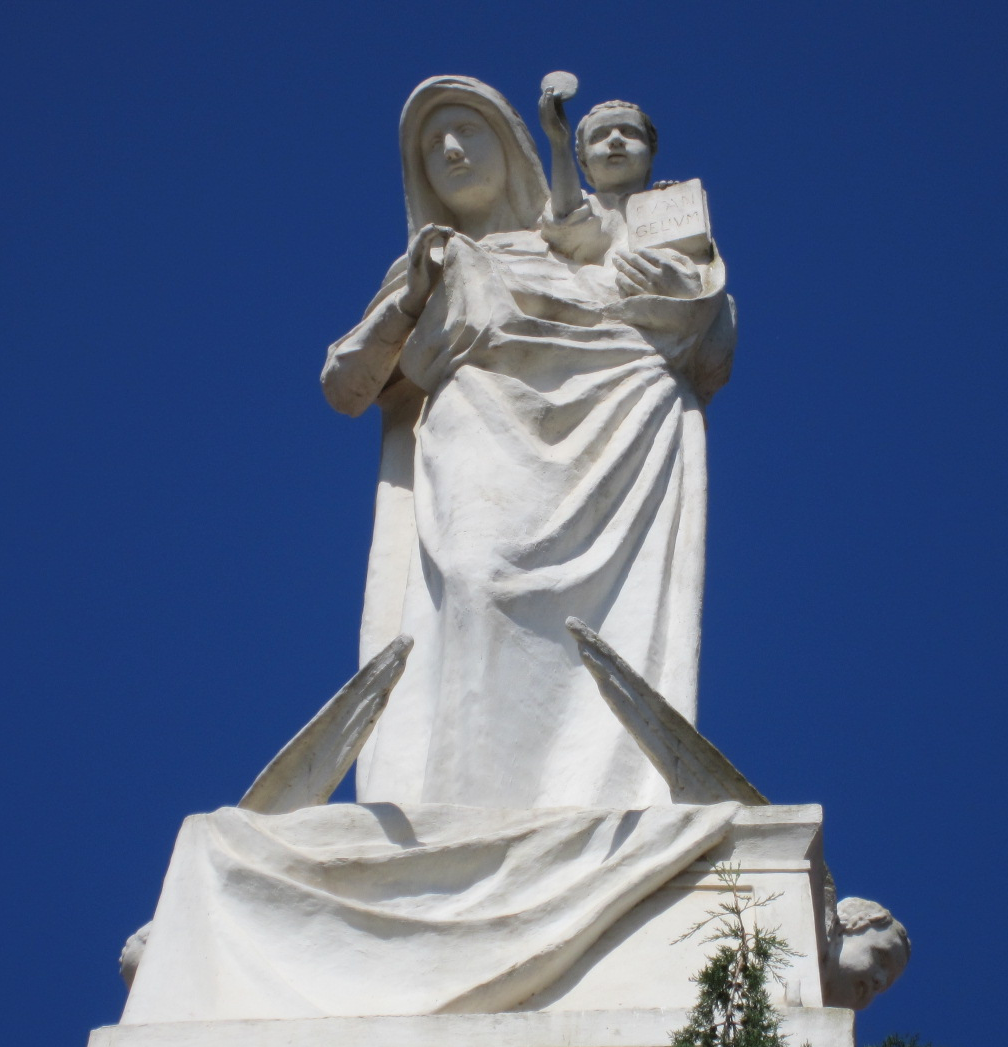 Statue nd sur ciel bleu 1